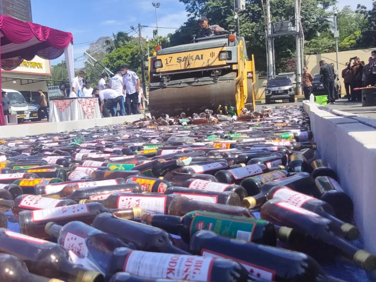 Ribuan Botol Miras Disita dari Toko Jamu di Depok
