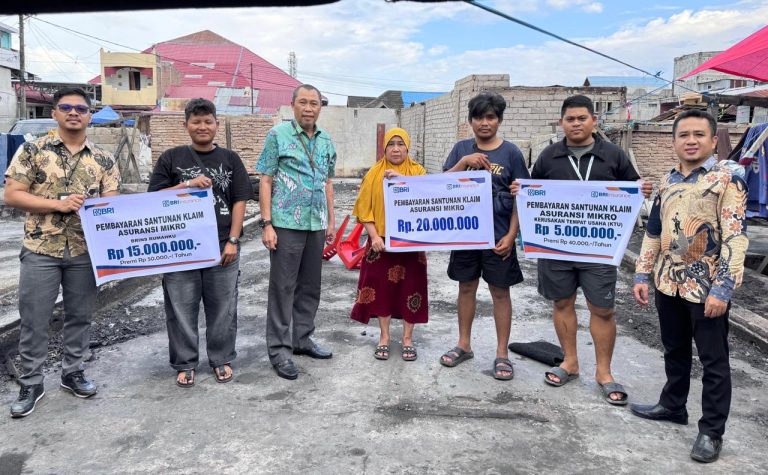 BRI Insurance Bayar Klaim Asuransi kepada UMKM Korban Kebakaran di Palu
