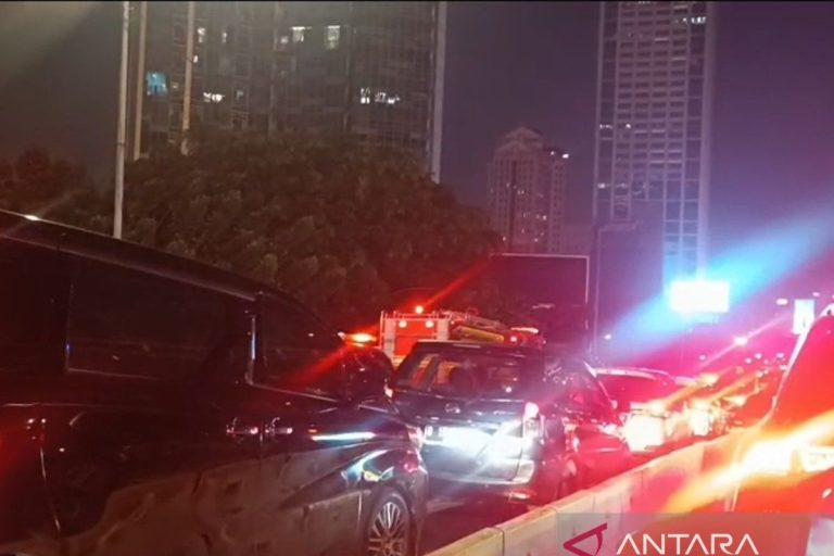 Kemacetan Parah akibat Mogok Bus di Tanjakan Slipi Menuju Semanggi