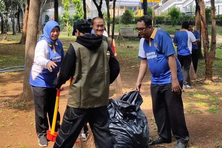 Bapas Jakbar Libatkan Warga Binaan dalam Kegiatan Bersih Lingkungan