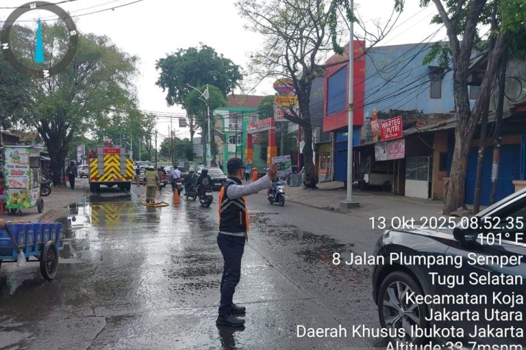 Petugas Atasi Kemacetan Akibat Tumpahan Oli di Jakut